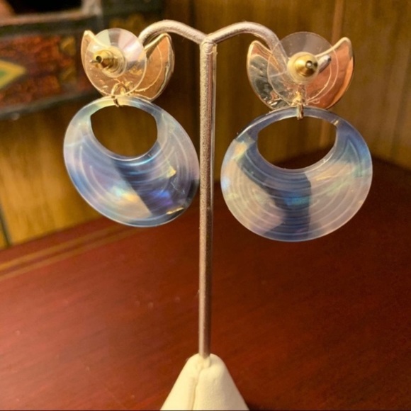 Cut Out Textured Celluloid Acetate Round Dangle Earrings in Blue and White - Picture 4 of 5